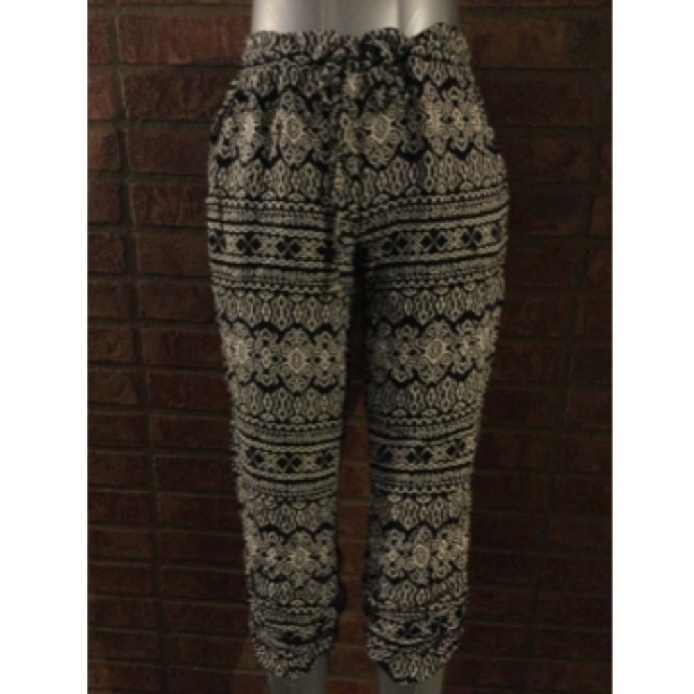 American Rag CIE Capri Pants
